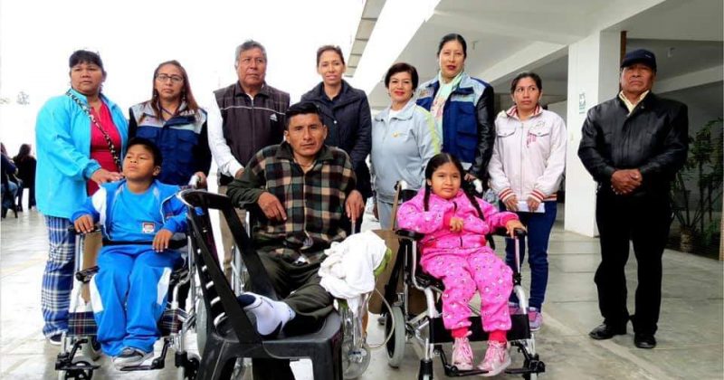 Donación de sillas de ruedas a personas de bajos recursos